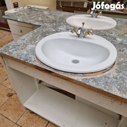 Bontott fürdőszoba, 2 csap, 2 mosdó, tükrös szekrény