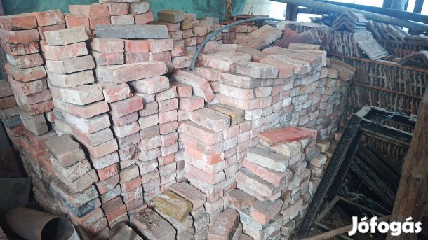 Bontott kisméretű tégla