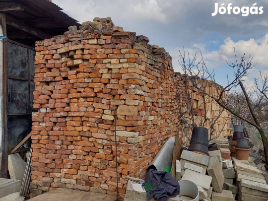 Bontott kisméretű tégla