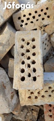 Bontott lyukacsos tégla
