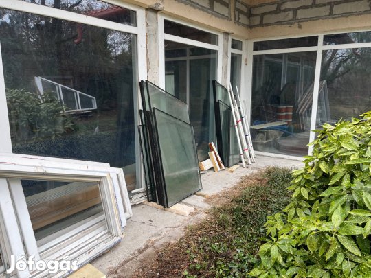 Bontott nagy méretű ablakok, ajtók