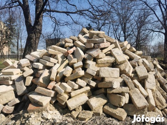 Bontott nagy méretű sárga tégla 1500db.