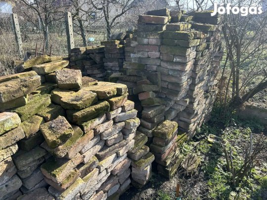 Bontott nagy méretű tégla 