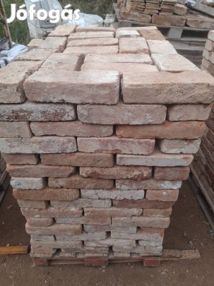 Bontott nagyméretű címeres tégla 