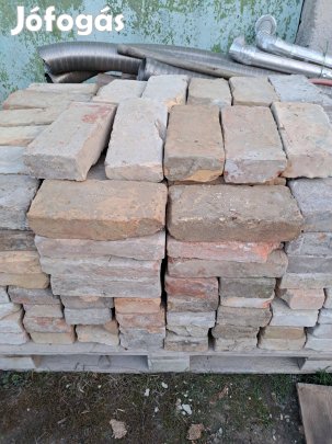 Bontott nagyméretű tégla