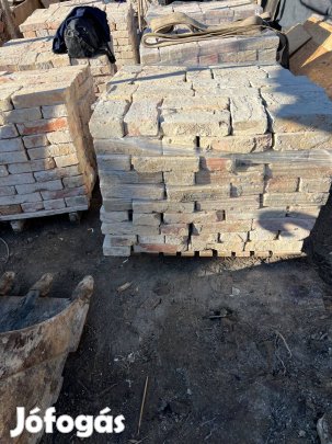 Bontott nagyméretű tégla