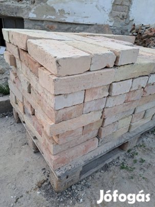 Bontott nagyméretű tégla
