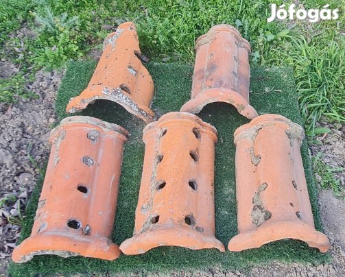 Bontott szellőzős kúpcserép (4 db + 1 törött) 