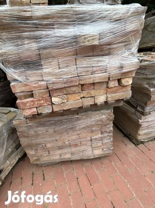 Bontott tégla, tisztított, raklapon, csomagolva