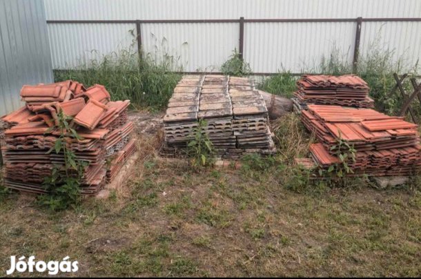 Bontott tetőcserép