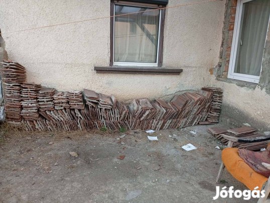 Bontott tetőcserép