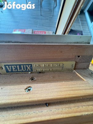 Bontott tetőtéri ablak (Velux) beépítő kerettel