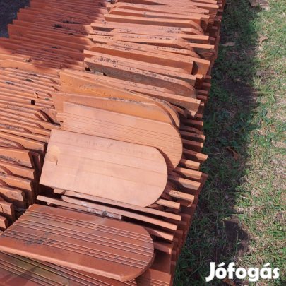 Bontott tondach hódfarkú natúr piros cserép, (kb. 700db)