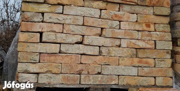 Bontott uradalmi válogatott tégla.