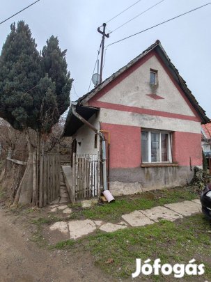 Bonyhád-Majos csendes zsákutcájában felújítandó családi ház eladó!