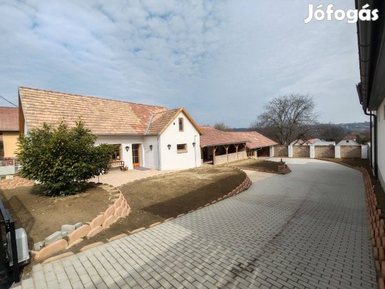 Bonyhádon Felújított ház teljes berendezéssel eladó!