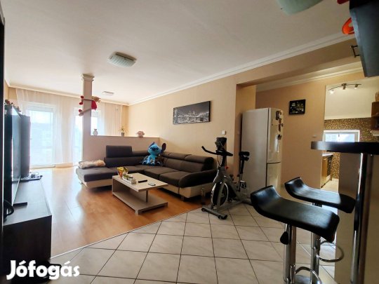 Bonyhádon jó állapotú, 2 szobás, gázfűtéses lakás eladó!