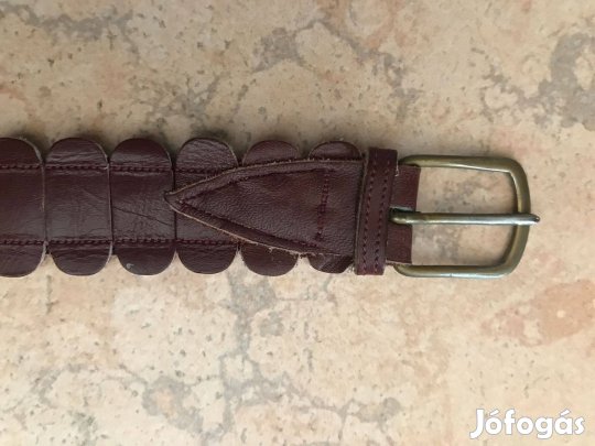 Bőr darabokból összeállított női öv