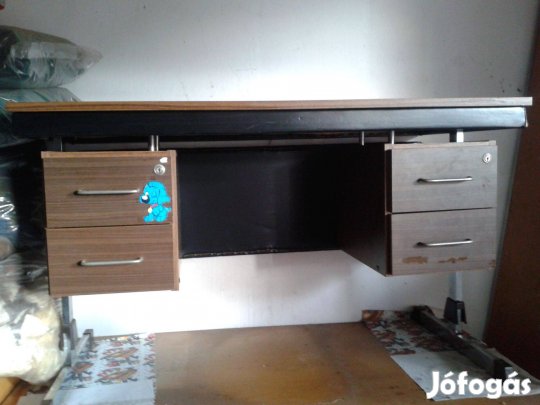 Bőr díszítésű íróasztal eladó