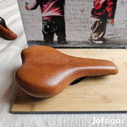 Bör hatású kerékpár nyereg 390gr 17cm széles 26cm hossz