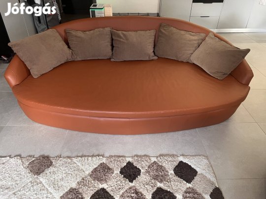 Bőr kanapé, párnával