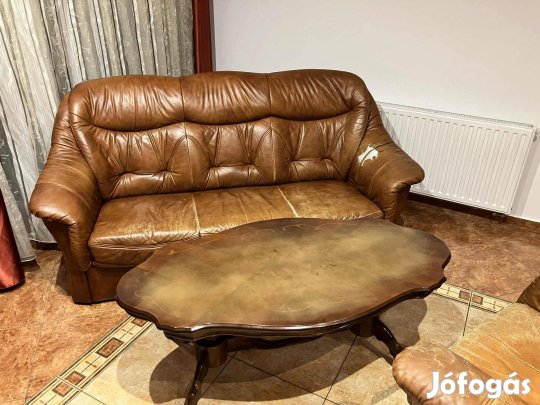 Bőr ülőgarnitúra és dohányzó asztal