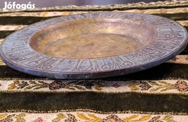 Borász motívumokkal díszített bronz falitányér