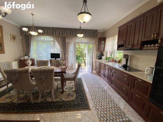 Borbánya egyik kiemelt utcájában, 190 nm, 3 szintes családi ház eladó!