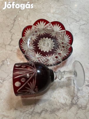 Bordó metszett kristály tál és talpas boros pohár vitrin állapot