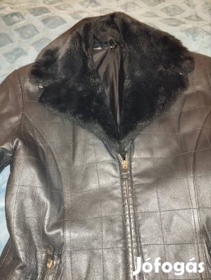 Bőrkabát szőrme gallérral