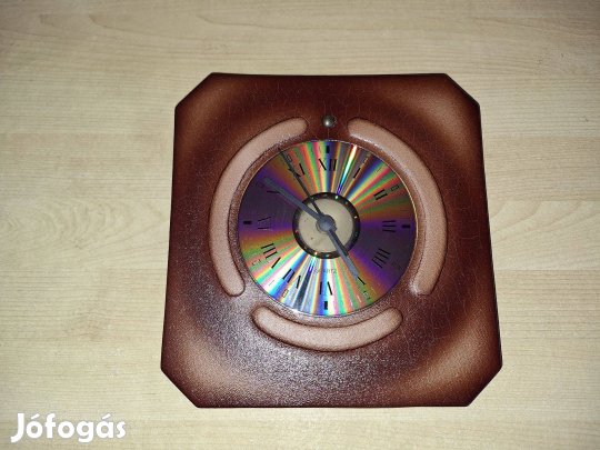 Bőrkeretes falióra