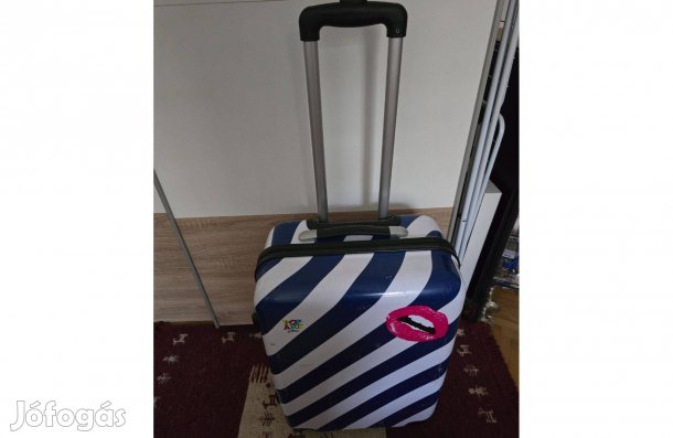 Bőrönd 4 kerekű, húzós, merev falú, 61x40x24