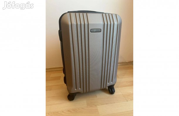 Bőrönd keményborítású ( S méret )