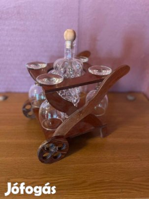 Boros poharak és bortartó fa kiskocsin