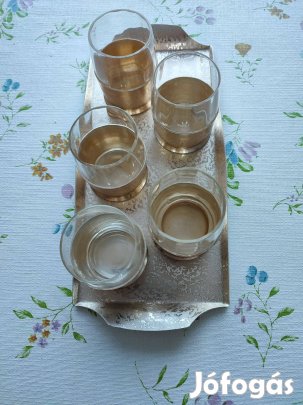 Borospohár tálcával