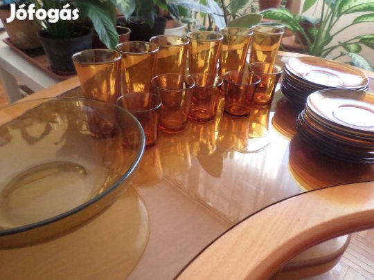 Borostyán színű jénai vizes, sörös poharak, Pyrex tál, tányérok Egyben