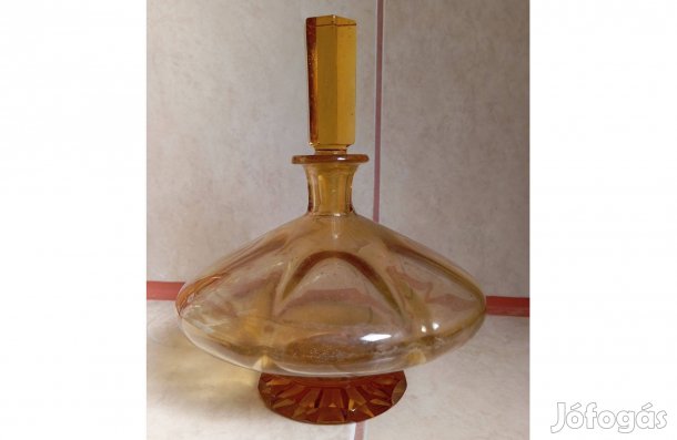 Borostyán színű likőrös üveg