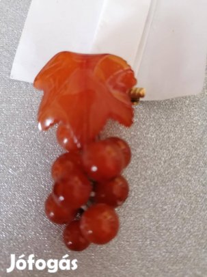 Borostyán szőlőlevél kitűző, bross