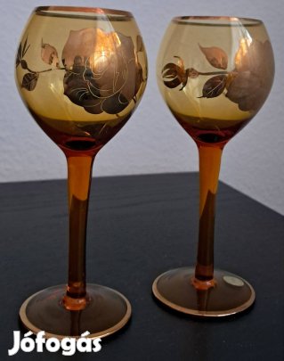 Borostyánszínű, aranyozott rózsadíszes borospohár pár
