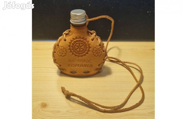Bőrrel bevont üveg kulacs