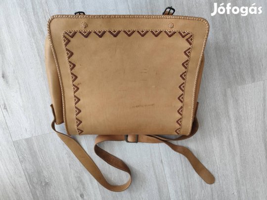 Bőrtáska, vállra akasztható, nagyméretű, kézi készítésű.
