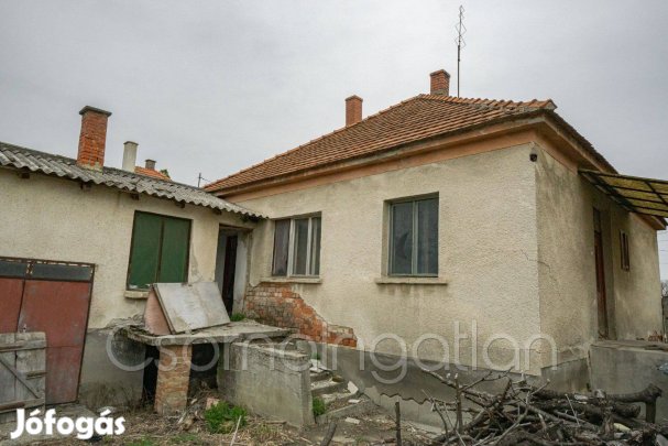 Bősárkány - magas alapos 2 + 1 félszobás családi ház eladó