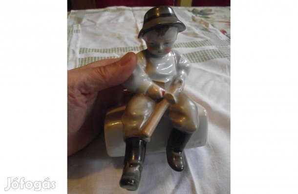 Botot faragó fiú Zsolnay