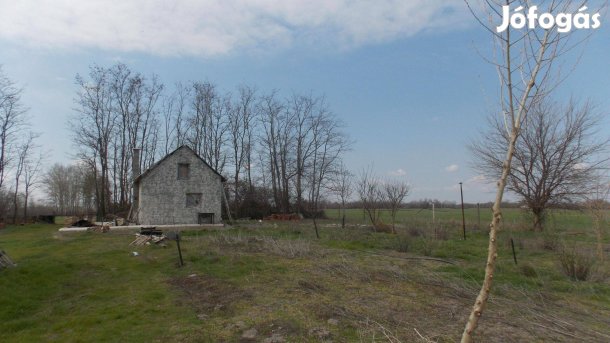 Bővítés alatt álló tanya eladó Csengelén