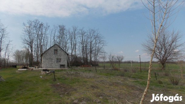 Bővítés közben álló külterületi ház eladó