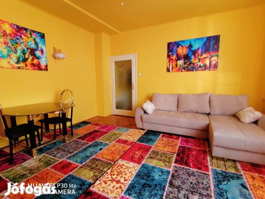 Bp. V. ker Honvéd utcai lakás eladó - Gyönyörű homlokzatú házban