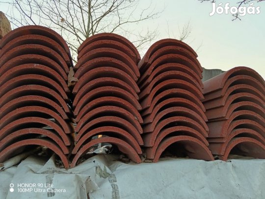 Bramac típusú, piros színű beton cserép kupás. 