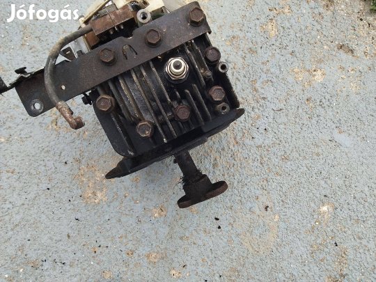 Briggs motor ahogy a képen van de hiányos üzemképes volt