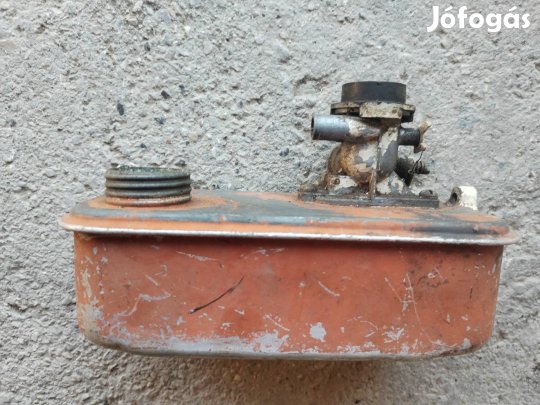 Briggs rotácios kapa fűnyiró karburátor, tank eladó.#52179