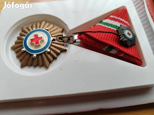 Bronz Magyar Vöröskeresztes régi kitüntetés jelvényével